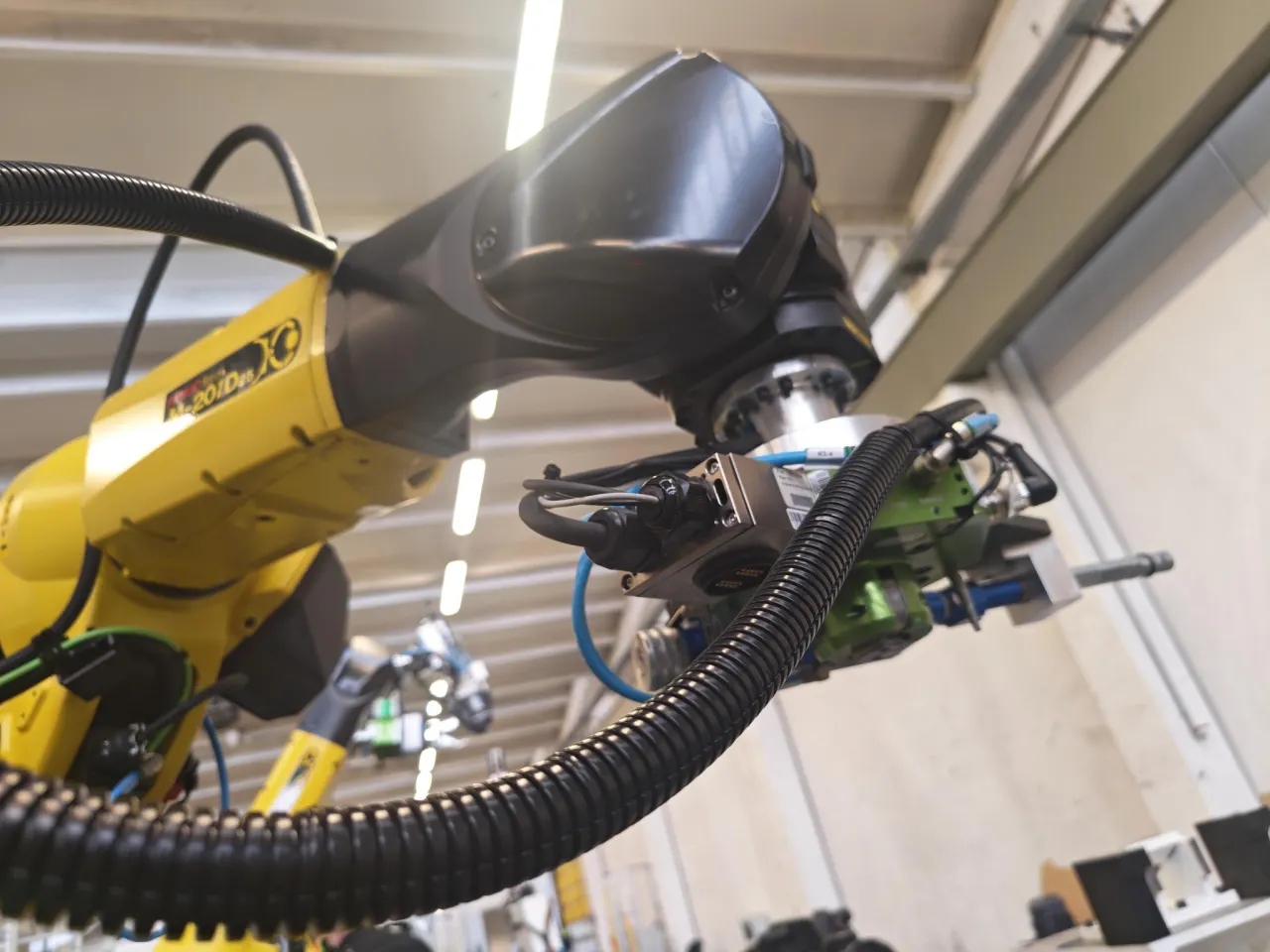 Tecnico durante un'attività di manutenzione su robot industriale
