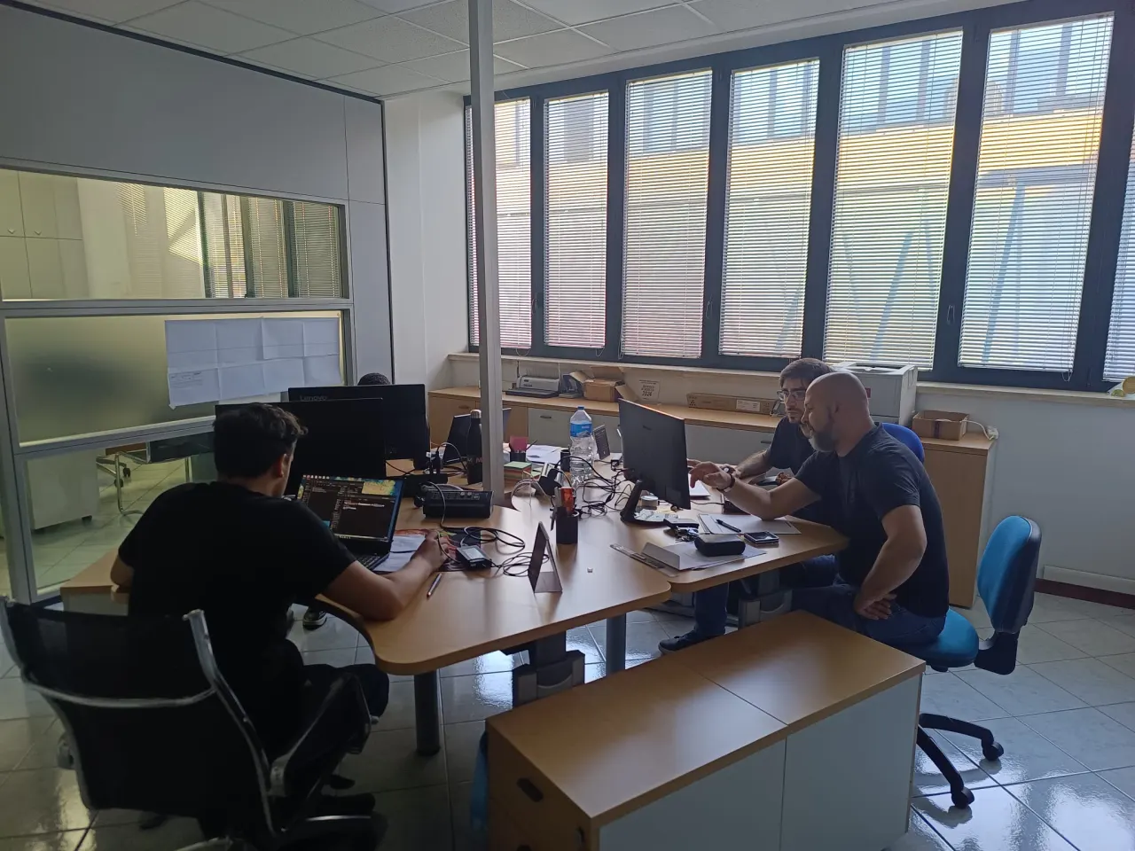 Il team Mirai Tech al lavoro in ufficio